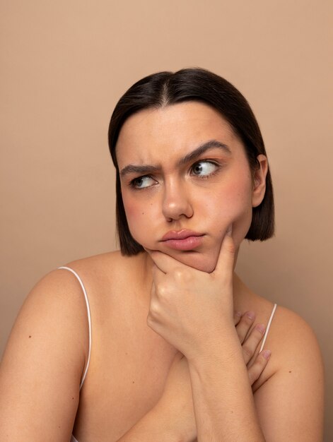 Giovane donna di vista frontale che posa nello studio