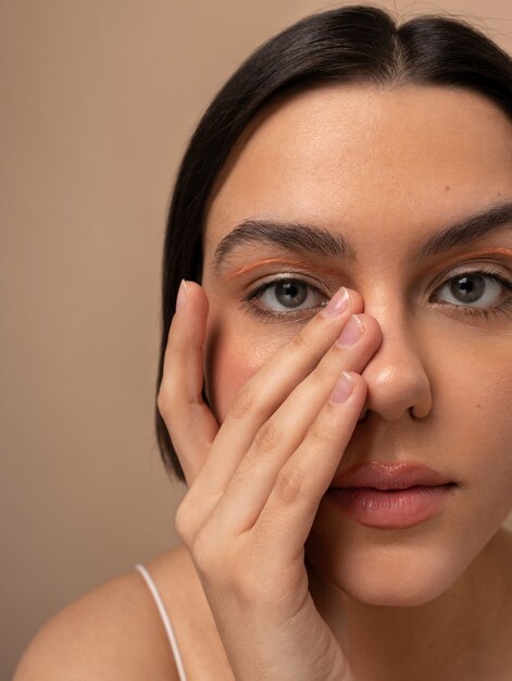 Giovane donna di vista frontale che posa nello studio