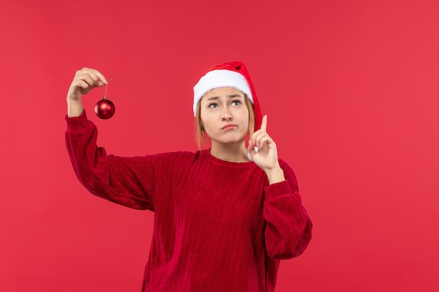 Giovane donna di vista frontale con il giocattolo di natale, vacanze di natale di emozioni