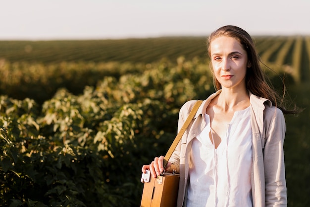 Giovane donna di vista frontale nella natura