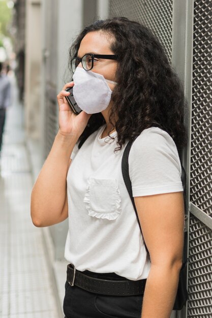 Giovane donna di vista laterale che indossa una maschera medica
