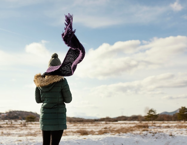 Giovane donna di vista posteriore in natura