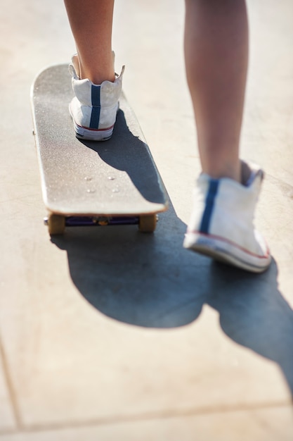 Giovane donna divertendosi in skatepark