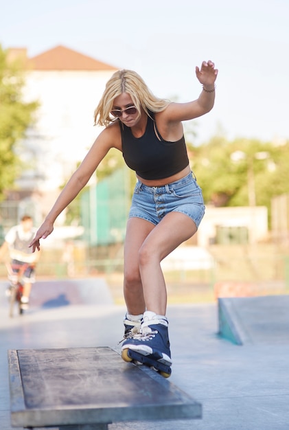 Giovane donna divertendosi in skatepark