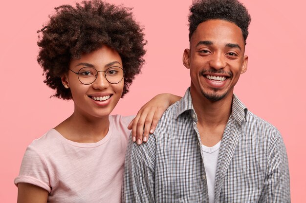 Giovane donna e uomo afro-americano