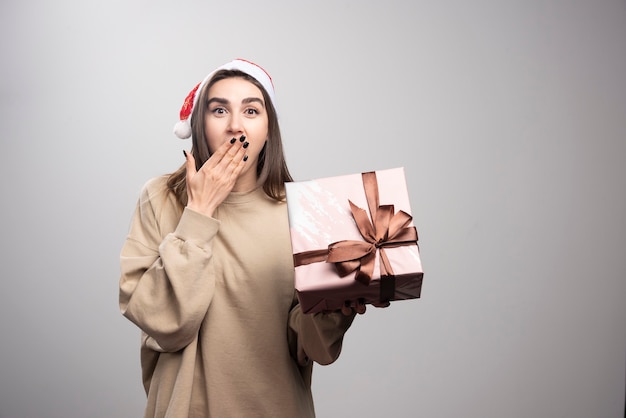 Giovane donna entusiasta di un regalo di Natale.