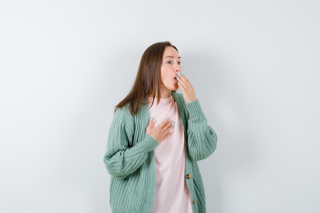 Giovane donna espressiva che posa in studio