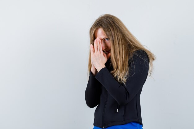 Giovane donna espressiva che posa nello studio