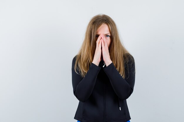 Giovane donna espressiva che posa nello studio