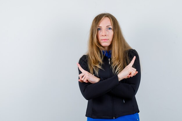 Giovane donna espressiva che posa nello studio