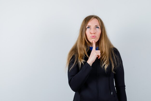 Giovane donna espressiva che posa nello studio