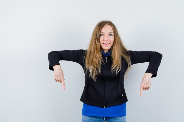 Giovane donna espressiva che posa nello studio