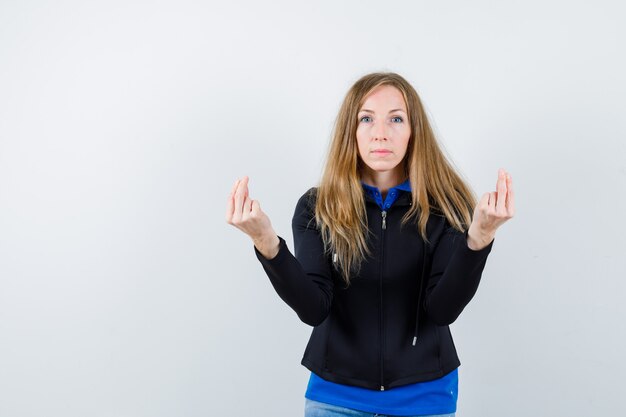 Giovane donna espressiva che posa nello studio