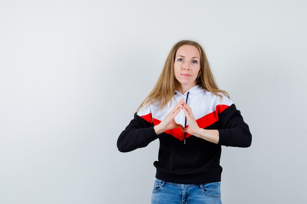 Giovane donna espressiva che posa nello studio