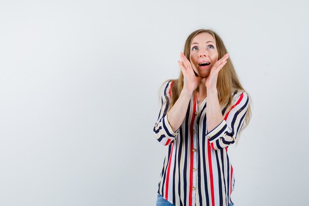 Giovane donna espressiva che posa nello studio