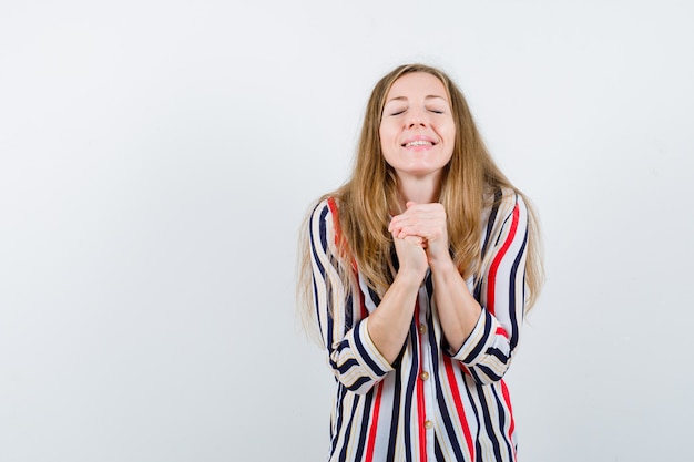 Giovane donna espressiva che posa nello studio