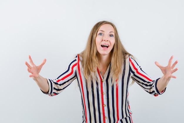 Giovane donna espressiva che posa nello studio