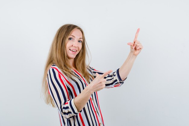 Giovane donna espressiva che posa nello studio