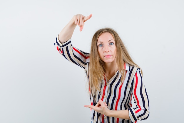 Giovane donna espressiva che posa nello studio