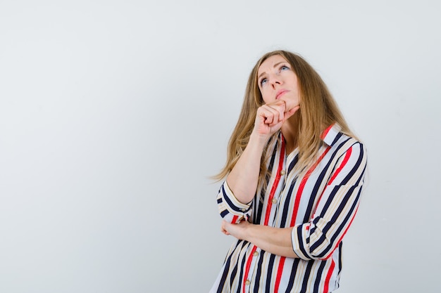 Giovane donna espressiva che posa nello studio