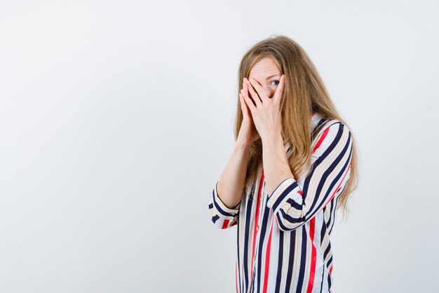 Giovane donna espressiva che posa nello studio