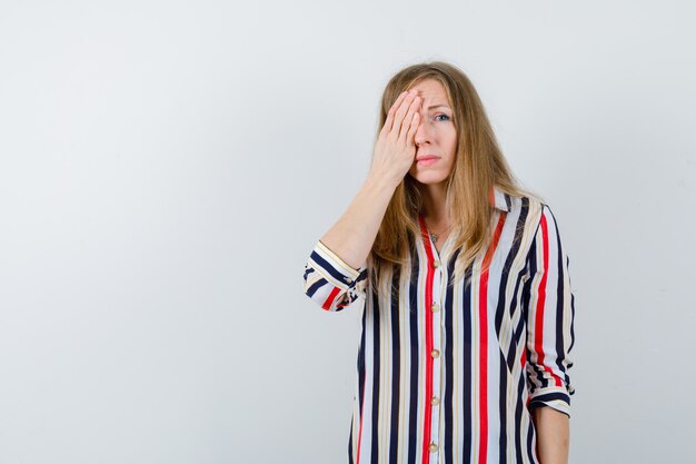 Giovane donna espressiva che posa nello studio