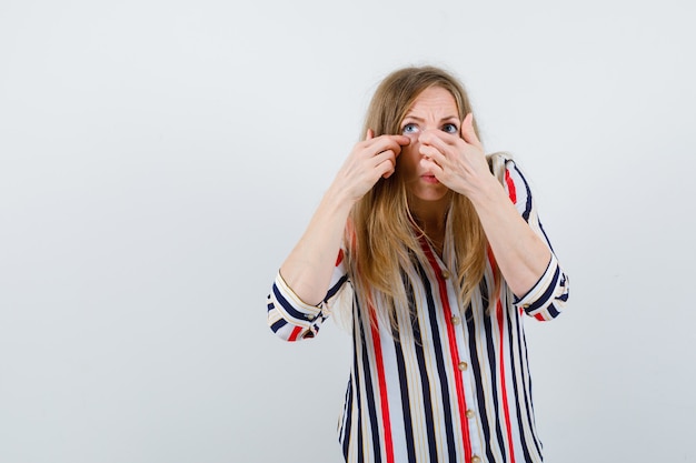 Giovane donna espressiva che posa nello studio