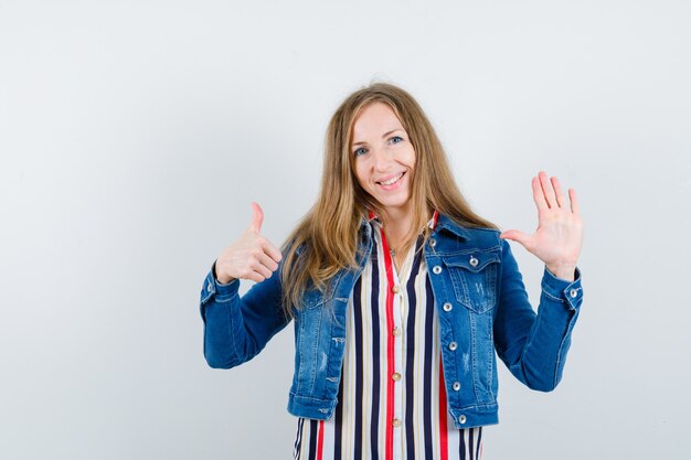 Giovane donna espressiva che posa nello studio