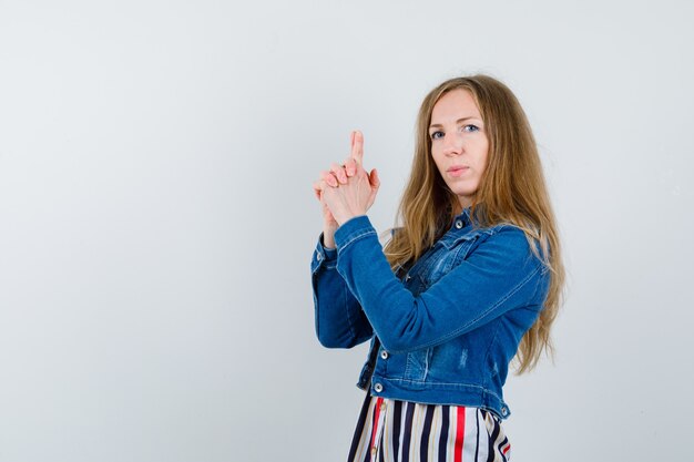 Giovane donna espressiva che posa nello studio