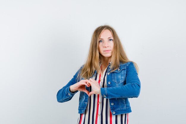 Giovane donna espressiva che posa nello studio