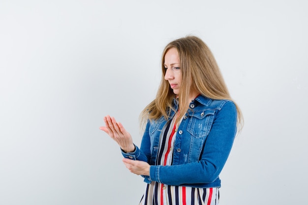 Giovane donna espressiva che posa nello studio