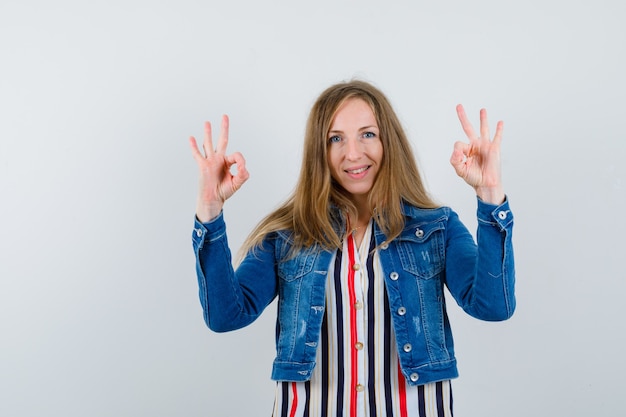 Giovane donna espressiva che posa nello studio