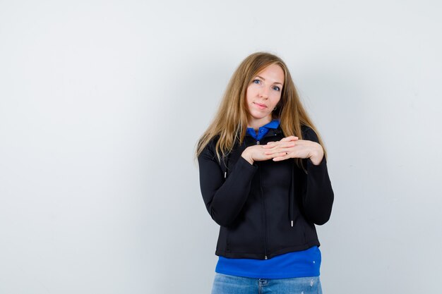 Giovane donna espressiva che posa nello studio