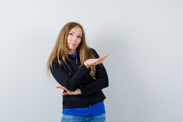 Giovane donna espressiva che posa nello studio