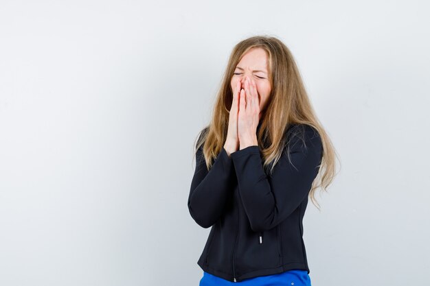 Giovane donna espressiva che posa nello studio