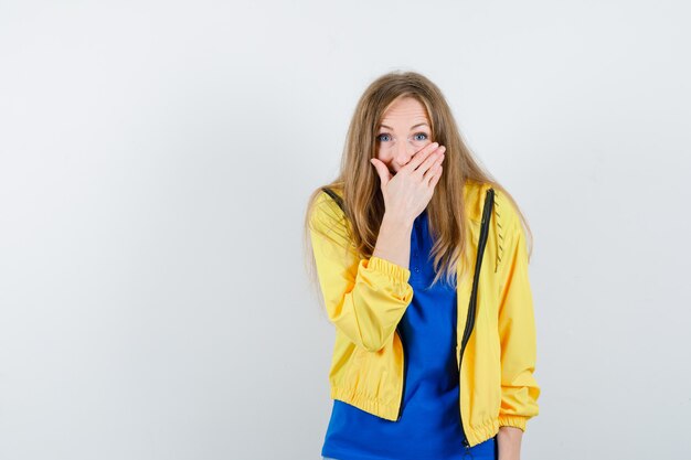 Giovane donna espressiva che posa nello studio