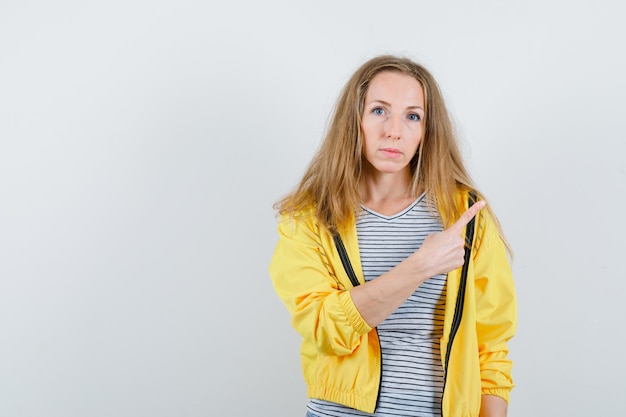 Giovane donna espressiva che posa nello studio