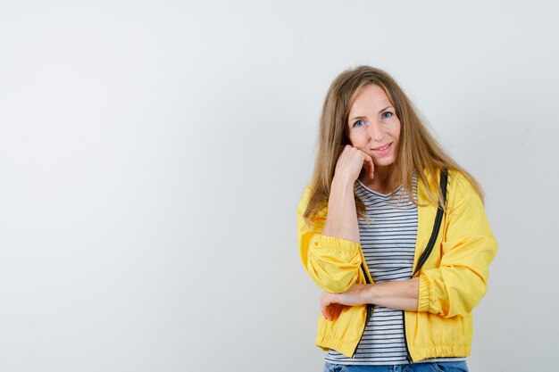 Giovane donna espressiva che posa nello studio