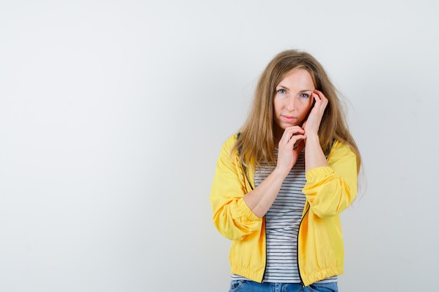 Giovane donna espressiva che posa nello studio