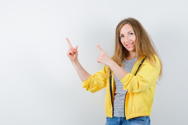 Giovane donna espressiva che posa nello studio