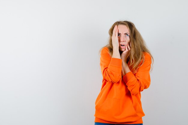 Giovane donna espressiva che posa nello studio