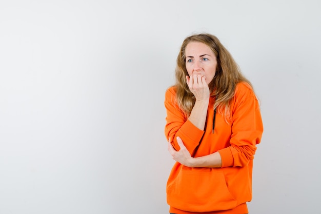 Giovane donna espressiva che posa nello studio