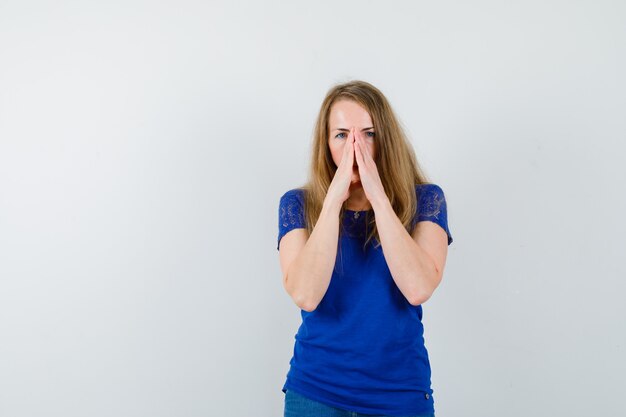 Giovane donna espressiva che posa nello studio