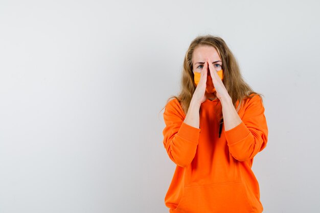 Giovane donna espressiva che posa nello studio