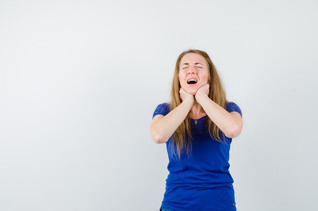 Giovane donna espressiva che posa nello studio