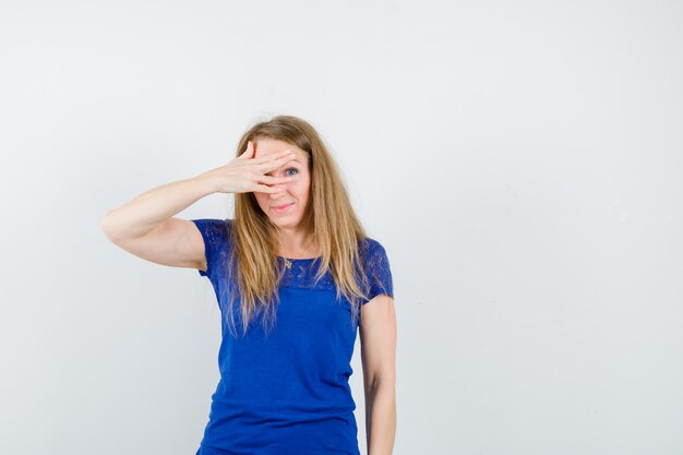 Giovane donna espressiva che posa nello studio