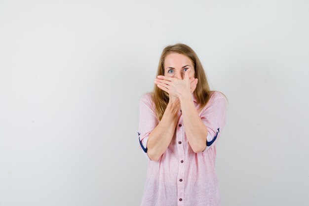 Giovane donna espressiva che posa nello studio