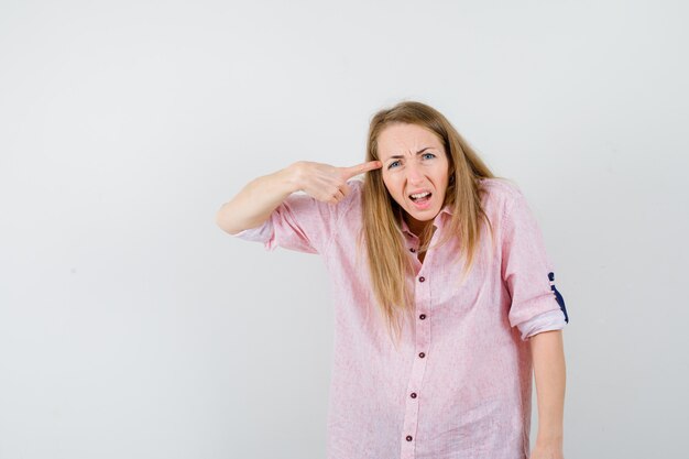 Giovane donna espressiva che posa nello studio