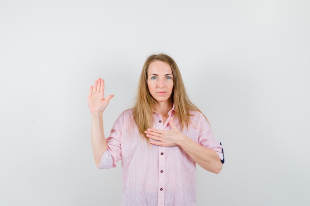 Giovane donna espressiva che posa nello studio