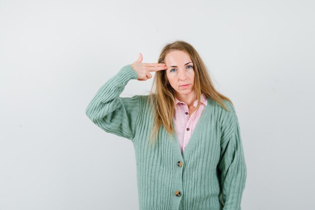 Giovane donna espressiva che posa nello studio